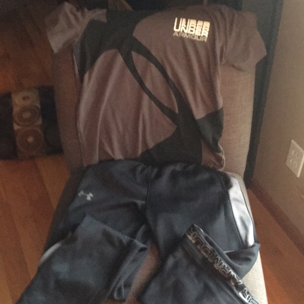Under Armour shirt and athletic pant set XL boys